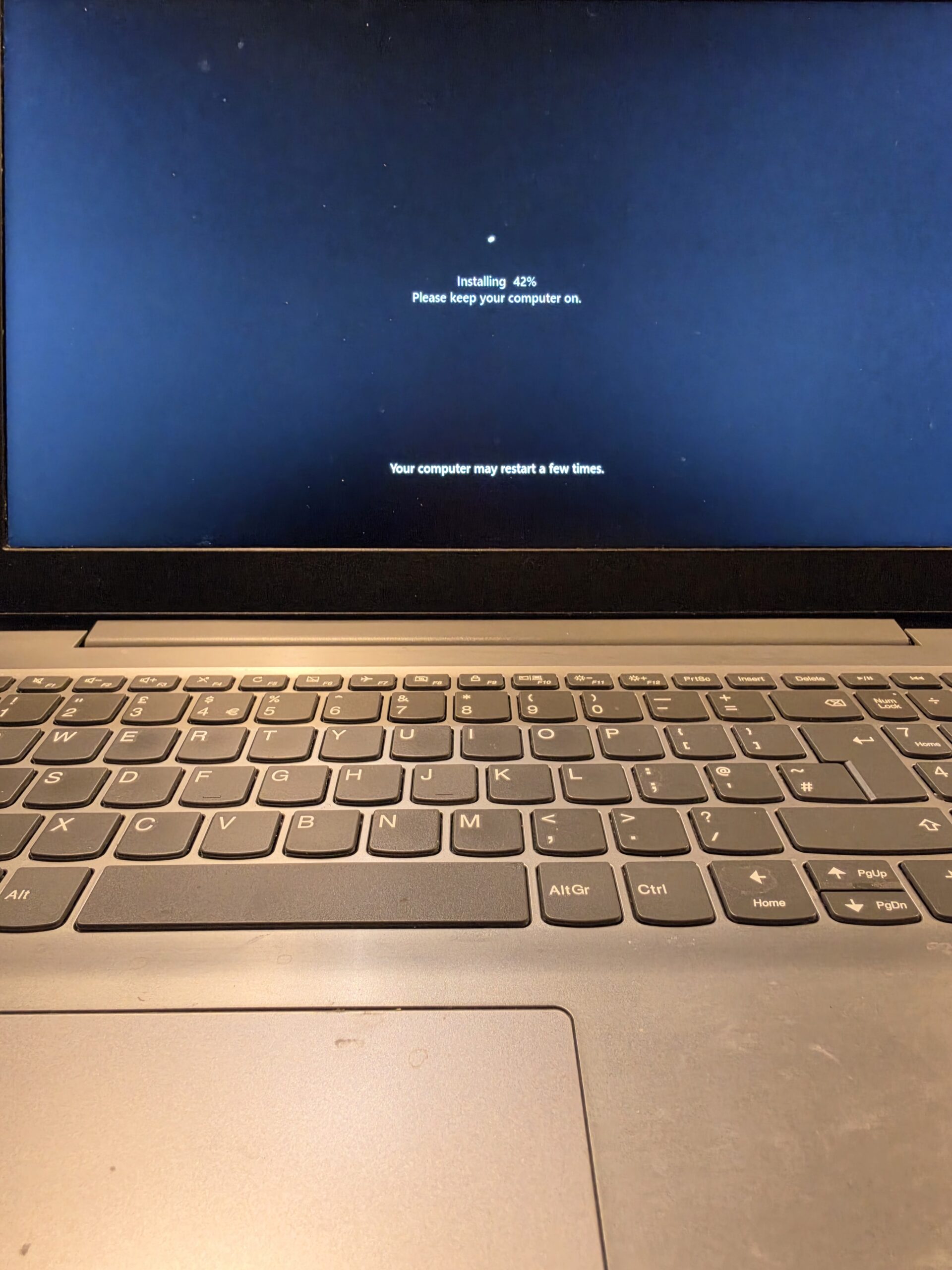 Windows installation progressing on a laptop in the workshop